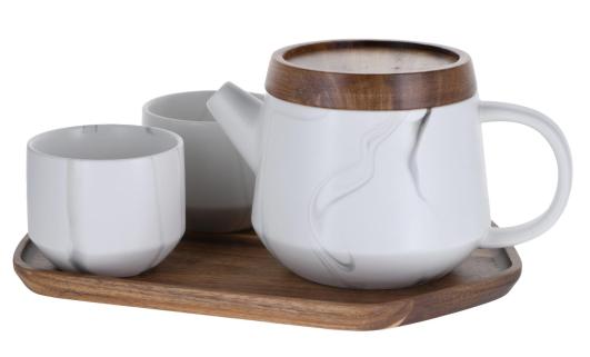 Théière et tasse assorties avec plateau en bois.